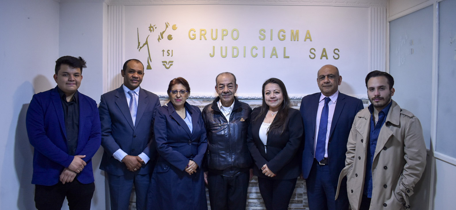 Equipo de abogados de Grupo Sigma Judicial en su sede de Bogotá